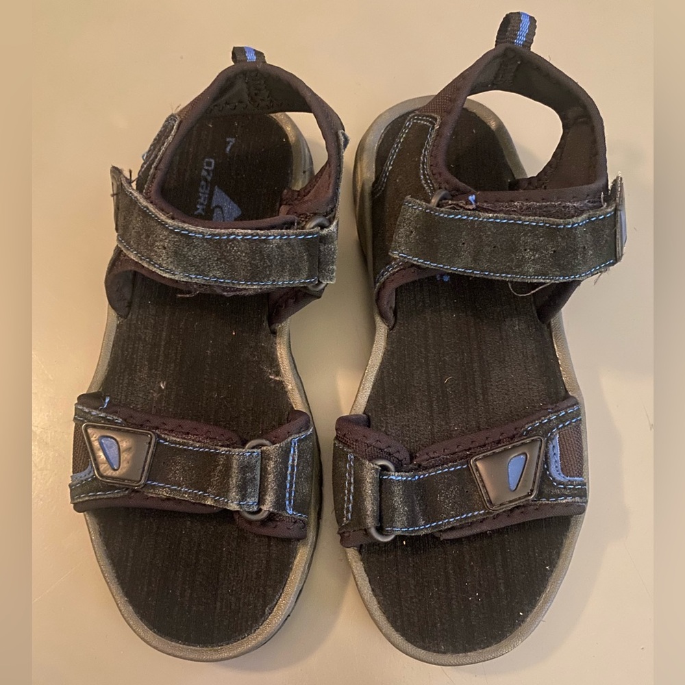 🖤 Men’s Strapped Sandals Size 7 🖤